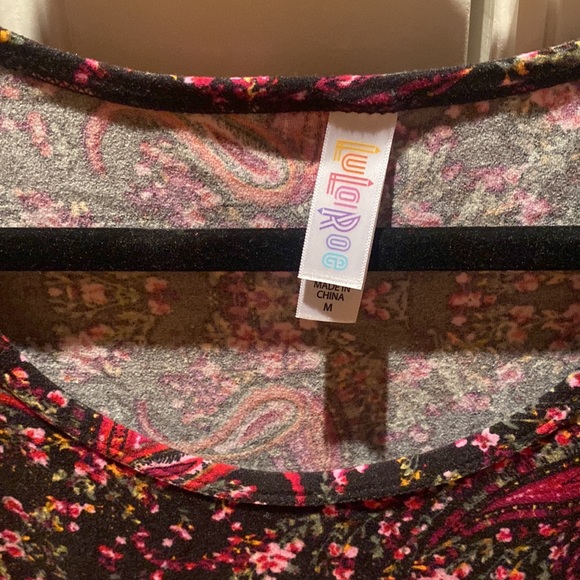 Like NEW - LuLaRoe Black/Red Floral Tunic Top - Classic Tee - Very Soft - Picture 3 of 5